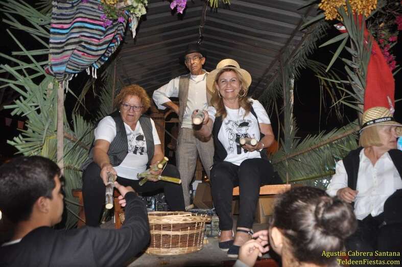 Carreta desde la que se repartió la caña de azúcar (Foto TF)